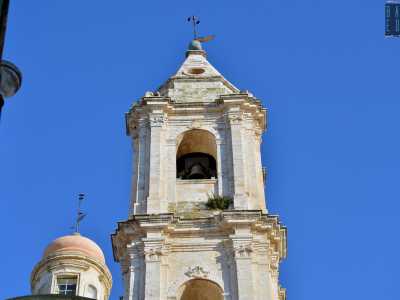 A sinistra della composita facciata si eleva infine il campanile a pianta quadrangolare ultimato nel 1781. Scandito anch�esso in tre livelli da cornici marcapiano, si costituisce di pilastrini quadrangolari con capitelli e monofore concludendosi con una cuspide e quattro volute di raccordo